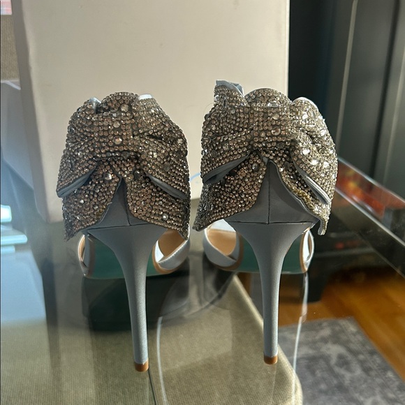 Elegant Blue Satin Heels with Rhinestone Bow Betsey Johnson - Picture 2 of 5